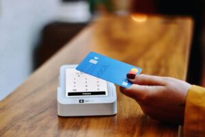 Como cancelar anuidade de cartões sem perder benefícios