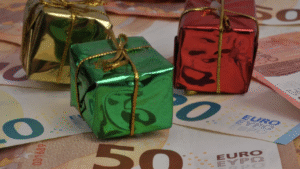 Devo usar o subsídio de Natal para pagar dívidas ou investir?