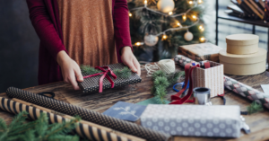Festas de fim de ano conscientes: como oferecer presentes gastando menos?