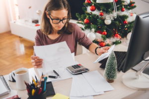 Recuperação pós-festas: como organizar o orçamento de janeiro para quitar os gastos de dezembro