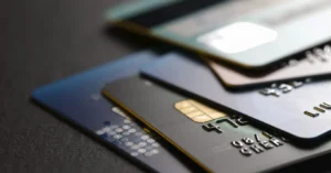 Anuidade do cartão: quando negociar isenção, pedir downgrade ou trocar de produto