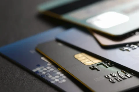 Anuidade do cartão: quando negociar isenção, pedir downgrade ou trocar de produto