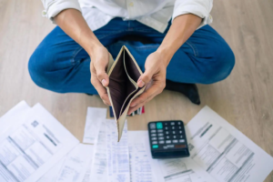 Empréstimo para quitar dívida: análise completa dos riscos e benefícios